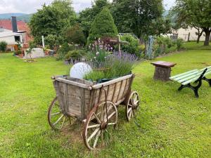 einen Holzwagen mit Blumen im Hof in der Unterkunft Ferienwohnung Paul EG in Floh