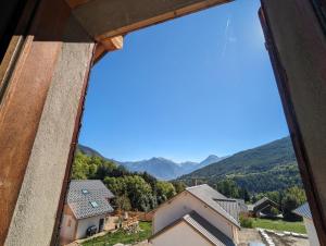 een uitzicht vanuit een raam van een berg bij Chalet Stella 5* à 2mn des pistes in Saint-Chaffrey