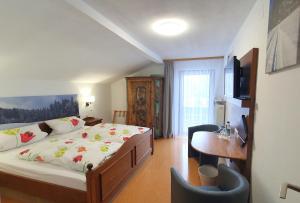 Postel nebo postele na pokoji v ubytování Hotel Garni Haus Alpine - Chiemgau Karte inkl