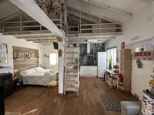 1 dormitorio con 1 cama y 1 cama elevada en La Casuca del Calero, en Oreña