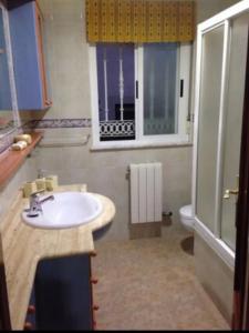 uma casa de banho com um lavatório e um WC em Chalet piscina privada Salamanca em Calvarrasa de Abajo