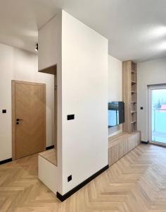 um quarto com uma porta de correr e uma televisão em Apartament Zdrojowy Zakątek em Busko-Zdrój