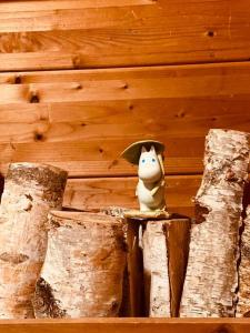 a cat figurine sitting on top of a wall at Oasis biei in Shibinai