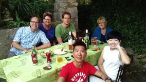 un grupo de personas sentadas en una mesa con bebidas en Turtle Apartments en Dubrovnik