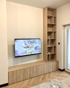 uma sala de estar com uma televisão de ecrã plano na parede em Apartament Zdrojowy Zakątek em Busko-Zdrój