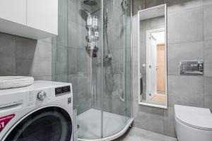 耶德庫安特的住宿－Smeltė - Family Suite Apartment in Juodkrantė，带淋浴的浴室内的洗衣机