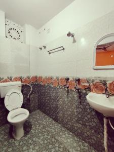 uma casa de banho com um WC e um lavatório em Shivangi Eco em Puri