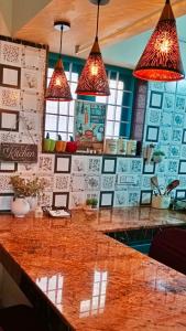 un bar in un ristorante con due pendant light di Guestland Homestay a Cochin