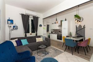 ein Wohnzimmer mit einem Sofa, einem Tisch und Stühlen in der Unterkunft Spacious Apartment Center in Split