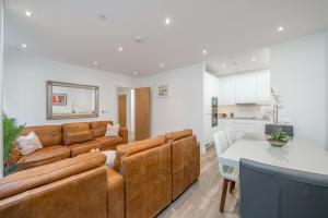 een woonkamer met een bank en een tafel bij Madika Homes - Cosy 2 Bed 2 Bath in Colindale London in Colindale