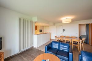 uma sala de estar e de jantar com mesa e cadeiras em Vayamundo Oostende - Apartments em Oostende