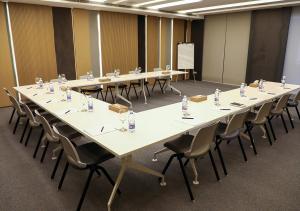 una gran sala de conferencias con una mesa larga y sillas en Saifi Suites, en Beirut