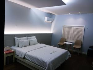 Un pat sau paturi într-o cameră la Victoria Hotel