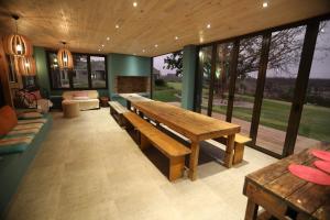 普利登堡灣的住宿－Gemstone Farm，客厅配有木桌和沙发