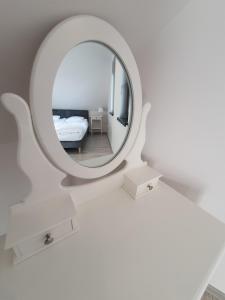 espejo en una habitación blanca con 1 cama y 1 dormitorio en Pueblo Jacuzzi, en Stegna