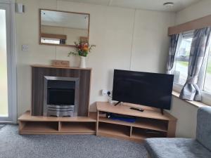 A television and/or entertainment centre at 28 Oaklands