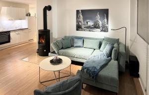 sala de estar con sofá y fogones en Schanzenblick, en Winterberg
