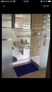 a bathroom with a sink and a tub and a sink at Aussichtszimmer mit modernem Glasbad und Balkon in Koblenz