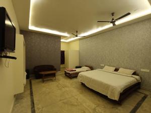 a bedroom with a bed and a flat screen tv at Sal Tree Resort by Vihasta, Kanha in Lagma