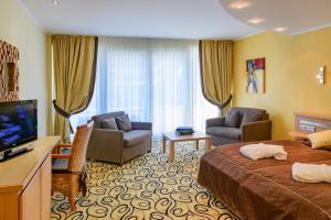 a hotel room with a bed and a television at Hotel Brimer in Grundhof