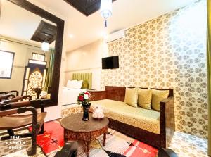 TV a/nebo společenská místnost v ubytování Riad la villa bleue & SPA