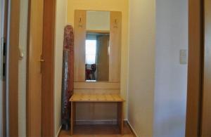 a dressing room with a mirror and a wooden bench at Strandläufer - Sünnenkieker WE11 - ABC249 in Beckerwitz