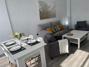 ein Wohnzimmer mit Tisch und Couch in der Unterkunft Apartamento Soltova in Casar de Cáceres