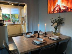 a wooden table with chairs and a dining room at Ferienhaus "Auszeit mit Herz" im Ferienpark Extertal - Kamin, Fass-Sauna, Massagesessel in Extertal