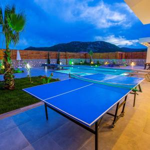 a ping pong table in the middle of a tennis court at Villa Bahamas in Kas