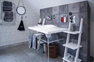 un bagno con lavandino e specchio di V Hotel Helsingborg; BW Premier Collection a Helsingborg Altre 37 foto