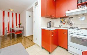 Кухня или мини-кухня в Stunning Apartment In Cavtat With House Sea View
