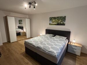 een slaapkamer met een groot bed en een spiegel bij Seeterrasse in Versmold