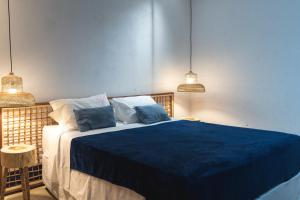 1 dormitorio con 1 cama azul y 2 almohadas azules en Hotel Boutique Zebra Beach, en Uruaú
