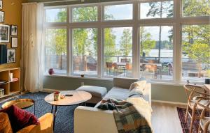 ein Wohnzimmer mit einem Sofa und einem großen Fenster in der Unterkunft 3 Bedroom Cozy Home In Arboga in Findla
