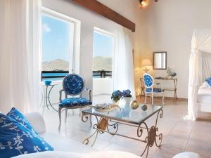 Posteľ alebo postele v izbe v ubytovaní Grecotel Marine Palace & Aqua Park