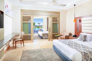 Cette chambre d'hôtel comprend un lit et offre une vue sur l'océan. dans l'établissement Pickalbatros Sea World Resort - Marsa Alam- "Aqua Park", à Al-Qusair
