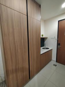 une grande cloison en bois dans une chambre avec lavabo dans l'établissement Kozi Square with Infinity Pool I Kuching, à Kuching