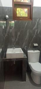 Kylpyhuone majoituspaikassa Battaramulla Boutique Villa