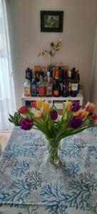 um vaso cheio de flores sentado numa mesa em Cosy private room em Streatham Hill