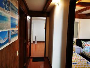um corredor que leva a um quarto com uma cama e uma porta em Knowing Home 110sqm em Parede