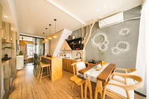 uma cozinha e sala de jantar com mesa e cadeiras em Shanghai River View Villa em Xangai