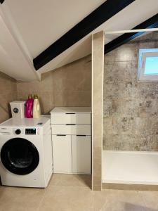 Una lavadora y secadora en una habitación con en Apartman Zadar Centar(free parking and wi-fi) en Zadar
