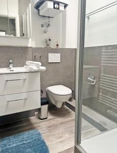 een badkamer met een wastafel en een douche bij See-Hase in Grömitz