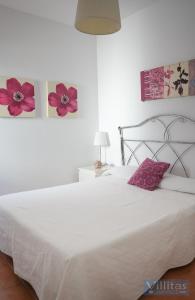 プラヤ・ブランカにあるVILLA BERMEJA 1 by Villitasのベッドルーム1室(花の壁に白いベッド1台付)