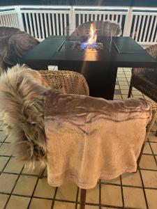 eine Decke auf einem Tisch mit einem Kamin in der Unterkunft Hotel Europa in Molveno