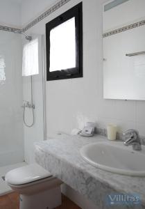 Baño blanco con lavabo y aseo en VILLA BERMEJA 1 by Villitas, en Playa Blanca