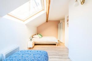 Een bed of bedden in een kamer bij NOTRE DAME - Hypercentre - Idéal Business & Famille - 3 lits