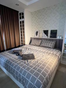 a bedroom with a large bed with a blue comforter at I chill Six Room in Ban Bang Saen (1)