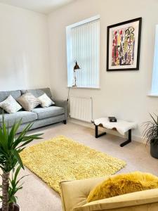 sala de estar con sofá y alfombra en Detached Pet Friendly Cottage, 2 parking spaces, en Norwich