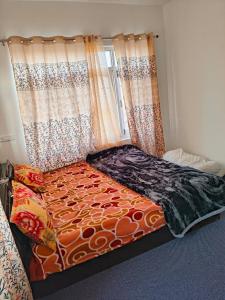Bett in einem Zimmer mit Vorhängen und einem Bett sidx sidx sidx sidx in der Unterkunft MAGRAY GUEST HOUSE in Tangmarg